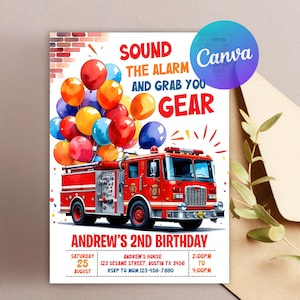 Puede incluir: Un camión de bomberos rojo con una escalera y una manguera, rodeado de globos de colores. El texto "Sound the alarm and grab your gear" está escrito encima del camión. El texto "Andrew's 2nd Birthday" está escrito debajo del camión. La invitación incluye la fecha, la hora y el lugar de la fiesta.