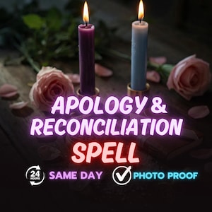 Può includere: Due candele accese, una viola e una azzurra, si trovano tra rose rosa. Il testo recita: APOLOGY & RECONCILIATION SPELL, 24 HOURS SAME DAY e PHOTO PROOF. La scena è posta su una superficie di legno scuro con petali di rosa sparsi.