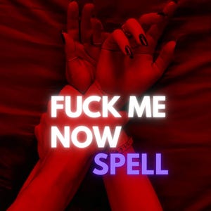 Puede incluir: Dos manos con uñas oscuras están posicionadas sobre un fondo rojo intenso. El texto FUCK ME NOW SPELL se muestra en letras blancas y morado claro en el centro de la imagen, superponiéndose a la piel de las manos teñida de rojo.