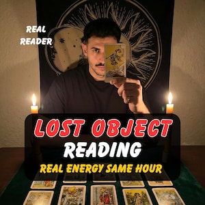 Può includere: Una persona tiene una carta dei tarocchi davanti al viso, con il testo REAL READER, LOST OBJECT READING e REAL ENERGY SAME HOUR. Due candele accese fiancheggiano un panno verde coperto di tarocchi, davanti a un arazzo con sole e luna.