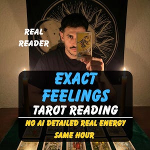 Puede incluir: Una persona sosteniendo una carta del tarot con un diseño amarillo y negro. La imagen incluye el texto "REAL READER" y "EXACT FEELINGS TAROT READING". El texto adicional dice "NO AI DETAILED REAL ENERGY SAME HOUR". El fondo presenta un tapiz oscuro y velas encendidas.