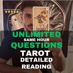 Könnte beinhalten: Eine Tarotkarte wird vor einer Person gehalten. Die Karte zeigt eine Illustration einer Figur, die auf einer Klippe steht. Der Text auf dem Bild lautet "UNLIMITED SAME HOUR QUESTIONS TAROT DETAILED READING". Das Bild hat einen schwarzen Hintergrund.