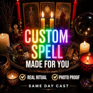 Puede incluir: Un conjunto ritual con una bola de cristal, cartas de tarot y varias velas encendidas alrededor de una bandeja central con hierbas y cristales. El texto dice CUSTOM SPELL MADE FOR YOU, REAL RITUAL, PHOTO PROOF y SAME DAY CAST en degradado.