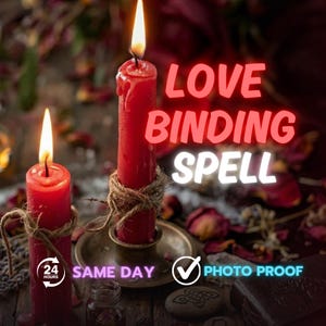 Może przedstawiać: Dwa czerwone świece z płonącymi płomieniami, związane sznurkiem, są centralnym punktem tego obrazu. Tekst "LOVE BINDING SPELL" jest wyświetlany w kolorze czerwonym i białym. Dodatkowy tekst zawiera "SAME DAY" i "PHOTO PROOF". Tło przedstawia płatki róż i drewnianą powierzchnię.