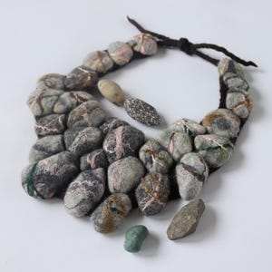 Gefilzte Lariat Kette: Grauer Stein Faser Schmuck Geschenk für Sie