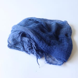 Handgeverfde katoenen kaasdoek: blauwgrijze gaasstof, nunovilt, fotorekwisieten