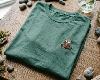 Camiseta bordada de nutria, linda camiseta de nutria marina, regalo de nutria de río, camiseta para amantes de los animales, top inspirado en la naturaleza, ropa minimalista de nutria