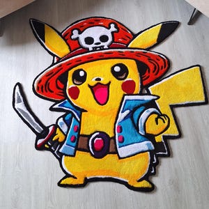 K&ouml;nnte beinhalten: Ein gelber, cartoonartiger Teppich, der eine Figur mit einem roten Piratenhut und einem wei&szlig;en Totenkopf-Emblem zeigt. Die Figur tr&auml;gt eine blaue Jacke, einen braunen G&uuml;rtel mit violetter Schnalle und h&auml;lt ein silbernes Schwert in der Hand.