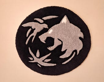 Alfombra con medallón de lobo de The Witcher: decoración de juegos hecha a mano con mechones - El regalo perfecto