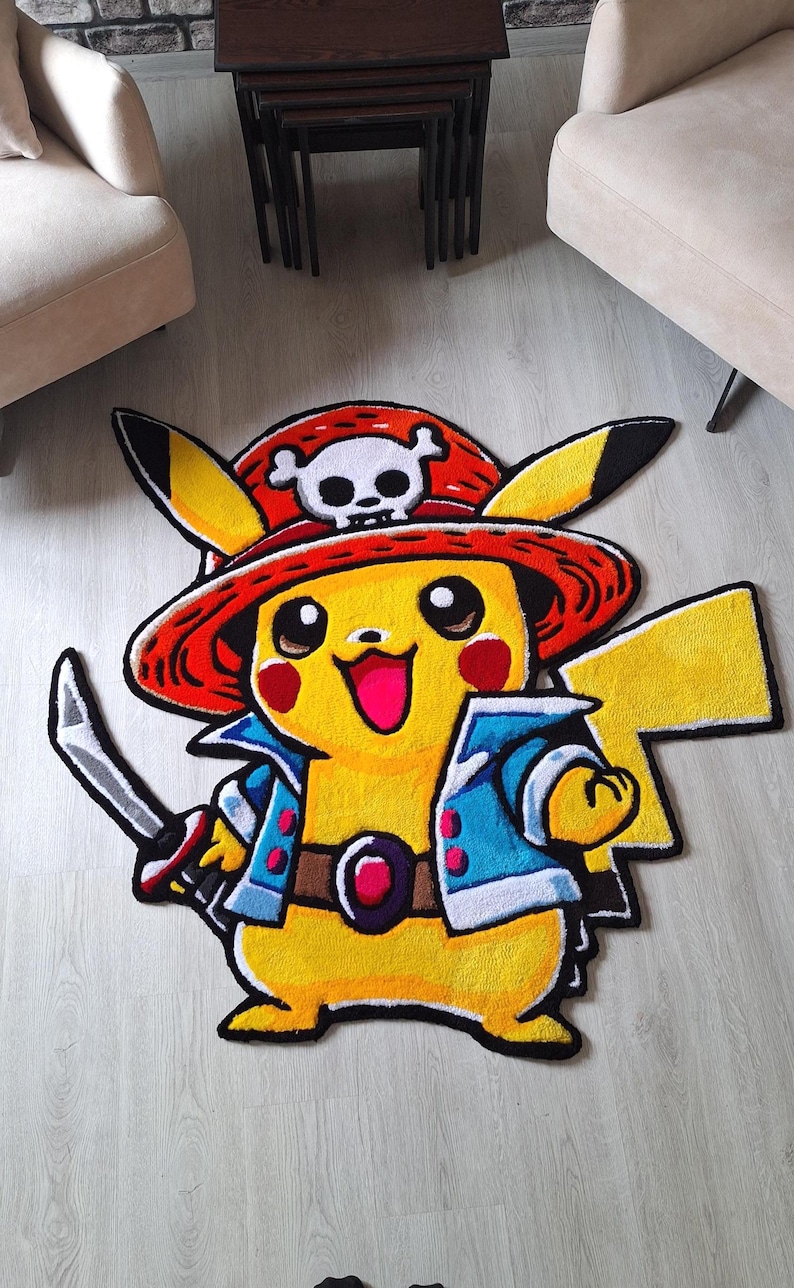 K&ouml;nnte beinhalten: Ein gelber, cartoonartiger Teppich, der eine Figur mit einem roten Piratenhut und einem wei&szlig;en Totenkopf-Emblem zeigt. Die Figur tr&auml;gt eine blaue Jacke, einen braunen G&uuml;rtel mit violetter Schnalle und h&auml;lt ein silbernes Schwert in der Hand.
