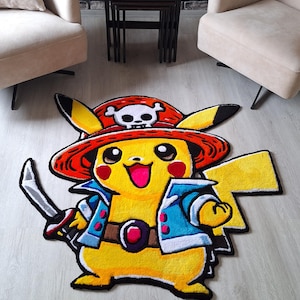 K&ouml;nnte beinhalten: Ein getufteter Teppich in Form einer gelben Figur, die einen roten Piratenhut mit wei&szlig;em Totenkopf-Emblem, eine blaue offene Jacke und einen braunen G&uuml;rtel mit violetter Schnalle tr&auml;gt, w&auml;hrend sie ein silbernes Schwert h&auml;lt und breit l&auml;chelt.
