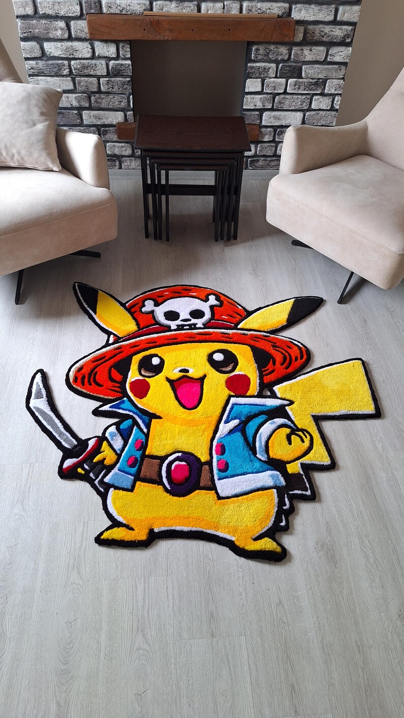 K&ouml;nnte beinhalten: Ein getufteter Teppich in Form einer gelben Figur, die einen roten Piratenhut mit wei&szlig;em Totenkopf-Emblem, eine blaue offene Jacke und einen braunen G&uuml;rtel mit violetter Schnalle tr&auml;gt, w&auml;hrend sie ein silbernes Schwert h&auml;lt und breit l&auml;chelt.