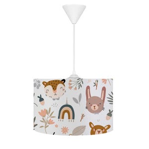 Può includere: Una lampada a sospensione bianca con un paralume in tessuto bianco che presenta un design fantasioso di animali, fiori e un arcobaleno. Gli animali includono una tigre, un coniglio e un orso.