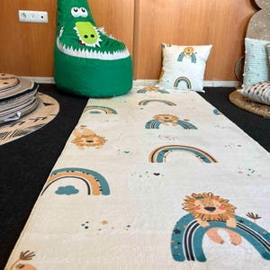 Waschbarer Kinderteppich mit Löwen & Regenbogen - Weiche Spielmatte mit gratis Kissenbezug - Perfekt für das Kinderzimmer-Spielzimmer