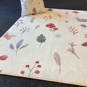 Kinder Spielmatte - Design Pilze, Schnecken und Blätter - Ultraweicher Teppich mit Kissenbezug