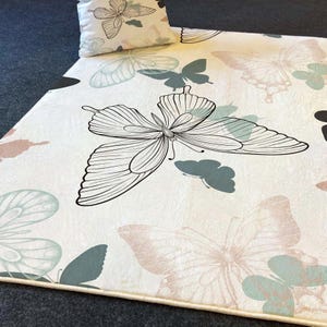 Weicher Schmetterling-Kinderteppich - Ultra-Komfortable Spielmatte mit passendem Kissenbezug, waschbar und abgestimmten Dekoroptionen