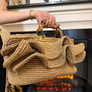 Natürliche Beige Rüschen Häkeltasche mit Bambusgriffen - Handgemachte Geldbörse im Raffia-Stil, 40 x 20 cm Boho Schultertasche für Sommer-Outfits