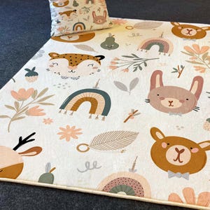 Weiche Waldtier-Spieldecke für Kinder - Ultraweicher Kindergartenteppich mit niedlichen Hasen-, Bären- und Regenbogen-Designs - Perfekt zum Spielen