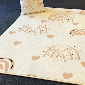 Weicher Regenbogen Herzen Kinderteppich - Modernes Pastelldesign, ultraweicher, waschbarer Teppich mit gratis Kissenbezug für Kinderzimmer & Spielzimmer