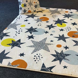 Alfombra infantil de noche estrellada - Alfombra infantil de temática celestial con estrellas y lunas - Alfombra ultrasuave + Funda de cojín gratis