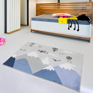 Adventure Mountain Kinderteppich - Weicher waschbarer Teppich mit gratis Kissenbezug für Kinderzimmer & Spielzimmerdekor