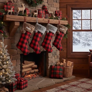 19&quot; Buffalo Plaid Brown & Grau Kunstpelz Weihnachtsstrümpfe | Rot Schwarz Karo Cabin Bauernhaus Naturfreunde Personalisierte Familie Name Tag Holz