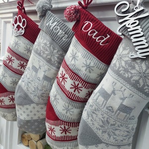 Media navideña de punto gris/blanco de 20" con diseño de ciervo/copo de nieve, pompón, etiqueta de nombre bordada o grabada - Decoración de bolsa de regalo de Navidad navideña