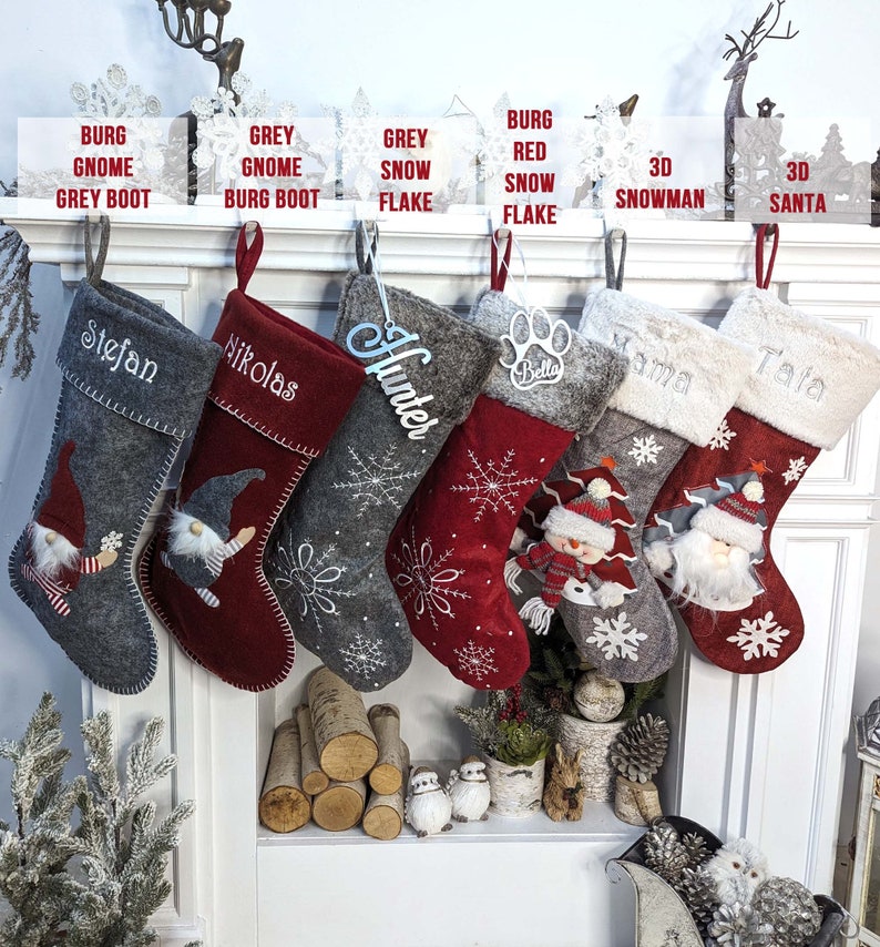 Puede incluir: Una colecci&oacute;n de calcetines navide&ntilde;os en varios colores y dise&ntilde;os, colgados sobre una chimenea. Los calcetines son grises y rojos, con nombres personalizados y adornos festivos como copos de nieve, gnomos y mu&ntilde;ecos de nieve. El texto sobre los calcetines dice "BURG GNOME GREY BOOT", "GREY GNOME BURG BOOT", "GREY SNOW FLAKE", "BURG RED SNOW FLAKE", "3D SNOWMAN" y "3D SANTA".