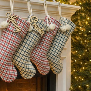 Karierte Flanell Weihnachtsstrümpfe | Creme Rot Grün Gold Gingham Karo mit Pom Poms und Silber Akzente Personalisierte gestickte Namensschild