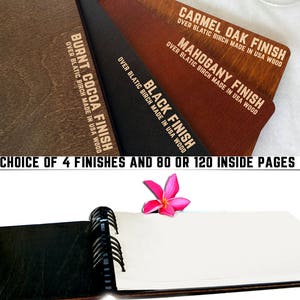 Puede incluir: Un diario de madera con encuadernaci&oacute;n en espiral negra, abierto para revelar p&aacute;ginas blancas en blanco. Las opciones de cubierta incluyen acabados Burnt Cocoa, Black, Mahogany y Carmel Oak. El texto dice "Elecci&oacute;n de 4 acabados y 80 o 120 p&aacute;ginas interiores."
