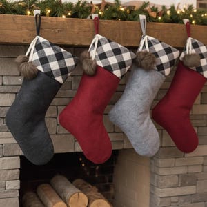 Moderne 20 &quot;Büffel Karo Karo Manschette Filz Weihnachtsstrümpfe | Rustikale Bauernhaus Personalisierte gestickte Holz Name Stickerei Familie Weihnachten