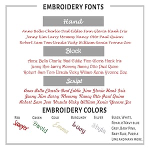 Puede incluir: Un gr&aacute;fico que muestra fuentes y colores de bordado. Las fuentes se clasifican como Hand, Block y Script, con ejemplos. Las opciones de color incluyen rojo, verde, dorado, burdeos, plateado y varios tonos como negro y azul.
