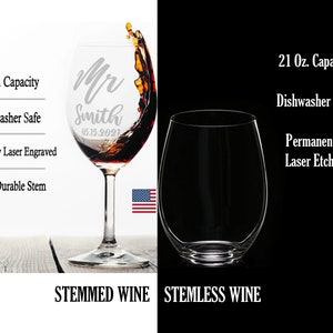 Pode incluir: Duas ta&ccedil;as de vinho, uma com p&eacute; e outra sem p&eacute;. A ta&ccedil;a com p&eacute; est&aacute; cheia de l&iacute;quido vermelho e tem gravado "Mr Smith 05.15.2021". A ta&ccedil;a com p&eacute; tem capacidade para 414 ml, e a ta&ccedil;a sem p&eacute; tem capacidade para 621 ml.
