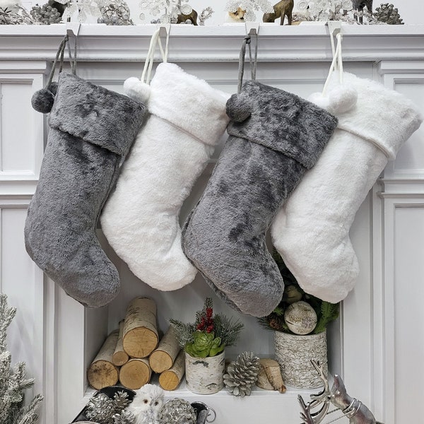 Lyxiga drömlika vita och drömlika grå broderade 21" julstrumpor i fuskpäls med foder och 2 pälspompoms