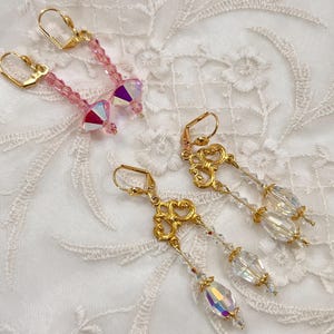 2 pares de pendientes de cristal con alambres para pendientes chapados en oro con cierre de palanca y cristales de Swarovski Aurora Borealis rosados y transparentes
