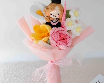 Ramo de flores de ganchillo hecho a mano para la graduación de la Clase de 2026 con muñeca, lindos regalos de graduación universitaria para ella.