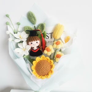 Handgemachter Abschluss-Blumenstrauß mit gestrickten graduierten Sonnenblumen, Häkelblumen-Abschluss-Blumenstrauß, Abschluss-Blumenstrauß