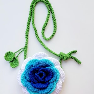 Sac à main rose bleu délavé, sac rose 3D au crochet, sac à main au crochet en fil de coton, sac à bandoulière avec rose colorée