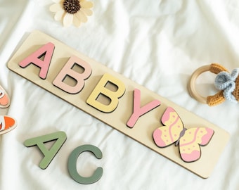 Personligt namnpussel, leksaker för småbarn, naturligt tränamnpussel med pinnar, babyshowerpresent, första födelsedagspresent, nyföddpresent till bebis