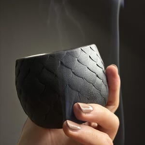 Handgemaakte drakenschaalmok – unieke keramische beker – fantasie aardewerk cadeau