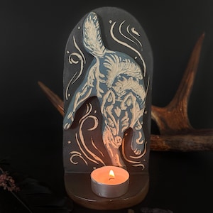 Vargljusstake, nordiskt väggaltare, handskuren stengodslampa, gotisk vikingadekor, nordisk inspirerad heminredning
