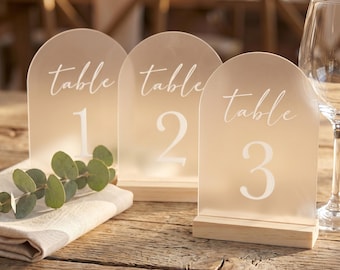 Aangepaste acryl tafelnummers, decor bruiloft receptie, mat of heldere houder met basis, gepersonaliseerd voor bruid, borden trouwreceptie