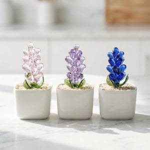 Puede incluir: Un letrero de madera rústica con el texto "Welcome to our home" en letras blancas. El letrero presenta un acabado envejecido y un diseño simple y acogedor, ideal para la decoración de la entrada.