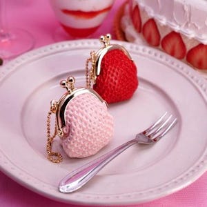 Porte-monnaie rose en cuir de vachette en forme de fraise