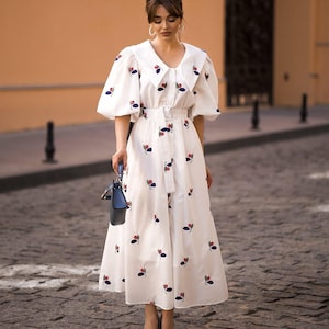Embroidered White Midi Dress – Puff Sleeve Floral Summer Dress for Garden Party, Vintage Style Wedding Guest or Romantic Evening Look