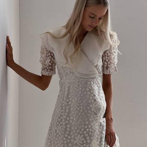 Vestido blanco de encaje floral con mangas abullonadas bordadas para graduación, despedida de soltera, fiesta o evento formal. Estilo clásico y sencillo.