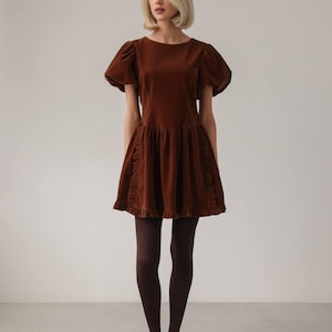 Vestido de veludo mini avental vintage com inspiração vintage, vestido retrô, manga bufante, bainha com babados, vestido de coquetel para festas de fim de ano e moda outono