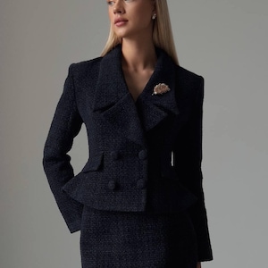 Vintage inspirierter Tweed-Rockanzug - 1940er Jahre Stil Damen-Anzugset mit Blazer, Rock & Jacke im klassischen Retro-Rock-Anzug-Look