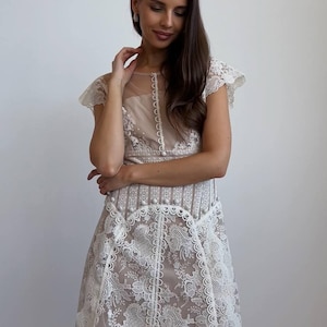 Vestido corto de encaje blanco mini para despedida de soltera, fiesta de compromiso, fiesta en el jardín, cena de ensayo o look de dama de honor.