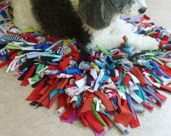 Rag Rug Fabric Tutorial - NO SEW T yarn Scraps rug patten - pet friendly any size or shape carpet, doily, mat - recicle, reuse fabric scraps